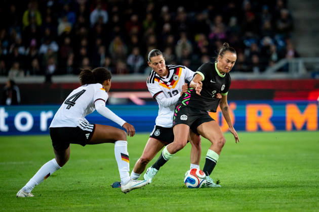 09.10.2026, GER, Fussball, Frauen, Länderspiel, Karlsruhe, Deutschland vs. Australien Carlotta Wamser ( Deutschland, 13 ) im Zweikampf mit Caitlin Foord ( Australien, 9 ), daneben Cora Zicai ( Deutschland, 14 ) Karlsruhe BBBank Wildpark Baden-Württemberg Deutschland Copyright: xNordphoto Memmlerx