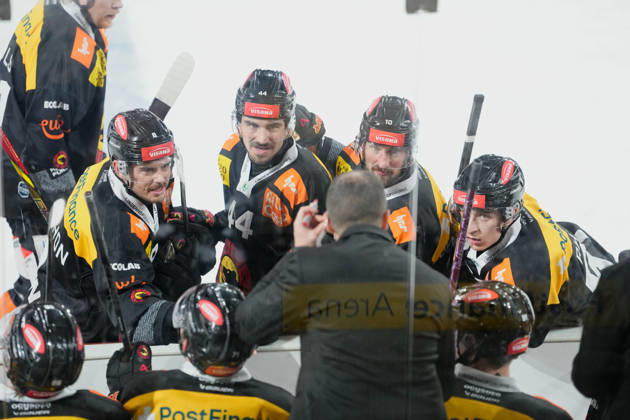 3014 Bern BE, Switzerland - October 09: Samuel Kreis (44 SCB), Nils Rhyn (51 SCB), Tristan Scherwey (10 SCB) and Marc Marchon (8 SCB) in talk with Head Coach Serge Aubin (SCB) during the National League match between SC Bern and EHC Biel-Bienne at PostFinance Arena on October 09, 2026 in 3014 Bern BE, Switzerland. Copyright: xKjetilxWaberx xSPPx Sportspressphoto_SPR249732