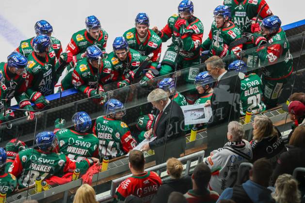 Chef-Trainer Bill Peters (Augsburger Panther) gibt Anweisungen am Taktikboard zu den Spielern, Augsburger Panther vs. Fischtown Pinguins, 7. Spieltag, Eishockey, Penny-DEL, 09.10.2026 Augsburg Bayern Deutschland