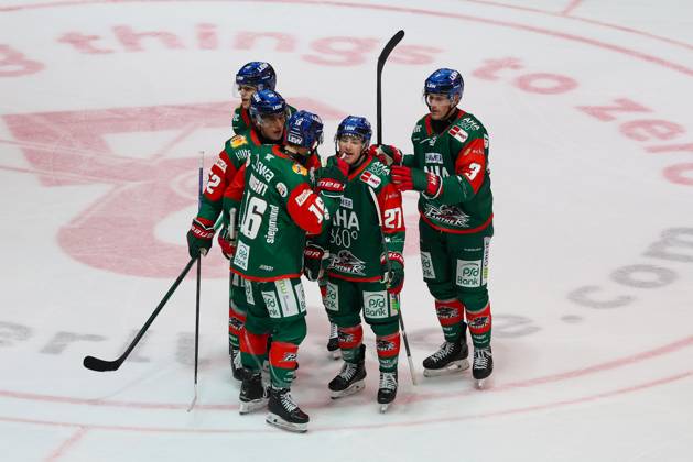 die Mannschaft freut sich ueber das Tor von Cameron Wright 16 (Augsburger Panther) zum 2:0, Augsburger Panther vs. Fischtown Pinguins, 7. Spieltag, Eishockey, Penny-DEL, 09.10.2026 Augsburg Bayern Deutschland