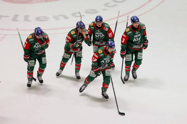 die Mannschaft freut sich ueber das Tor von Cameron Wright 16 (Augsburger Panther) zum 2:0, Augsburger Panther vs. Fischtown Pinguins, 7. Spieltag, Eishockey, Penny-DEL, 09.10.2026 Augsburg Bayern Deutschland