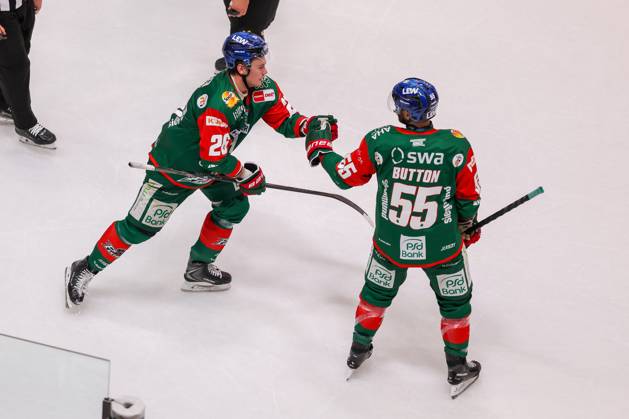 Alexander Blank 26 (Augsburger Panther) trifft das Tor zum 3:0, Ryan Button 55 (Augsburger Panther), Augsburger Panther vs. Fischtown Pinguins, 7. Spieltag, Eishockey, Penny-DEL, 09.10.2026 Augsburg Bayern Deutschland