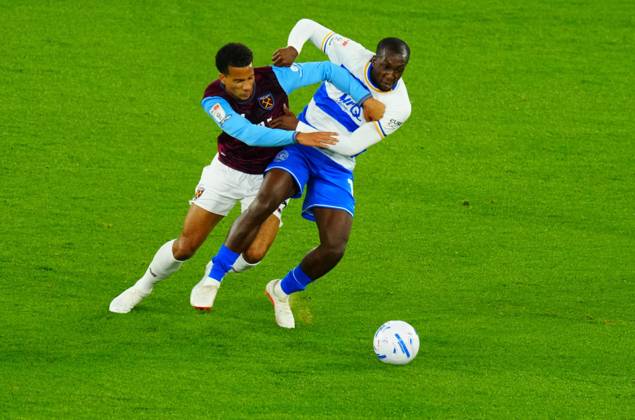 Glen Kamara of QPR battles with Divine Mukasa of West Ham United West Ham United v Queens Park Rangers, EFL Championship, Football, London Stadium, London, UK - 09 Oct 2026London London Stadium United Kingdom EDITORIAL USE ONLY No use with unauthorised audio, video, data, fixture lists, club league logos or live services. Online in-match use limited to 120 images, no video emulation. No use in betting, games or single club league player publications. Copyright: xJavierxGarcia Shutterstockx 17195977al