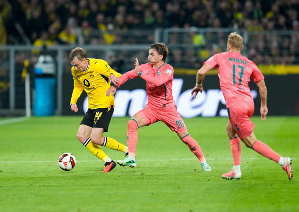Maximilian Beier (Borussia Dortmund, 14) im Zweikampf mit Chuki (SV Werder Bremen, 20) GER, Borussia Dortmund vs SV Werder Bremen, 1. Bundesliga, 5. Spieltag, Saison 2026-27, SIGNAL IDUNA PARK, Dortmund, 09.10.2026 DFL REGULATIONS PROHIBIT ANY USE OF PHOTOGRAPHS AS IMAGE SEQUENCES AND OR QUASI-VIDEO Borussia Dortmund vs SV Werder Bremen, 1. Bundesliga, 5. Spieltag, Saison 2026-27, 09.10.2026 Dortmund Copyright: xEibner-Pressefoto ScottxColemanx EP_SCN