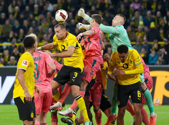 Karl Hein (SV Werder Bremen, 1) faustet den Ball vor Waldemar Anton (Borussia Dortmund, 3) weg. GER, Borussia Dortmund vs SV Werder Bremen, 1. Bundesliga, 5. Spieltag, Saison 2026-27, SIGNAL IDUNA PARK, Dortmund, 09.10.2026 DFL REGULATIONS PROHIBIT ANY USE OF PHOTOGRAPHS AS IMAGE SEQUENCES AND OR QUASI-VIDEO Borussia Dortmund vs SV Werder Bremen, 1. Bundesliga, 5. Spieltag, Saison 2026-27, 09.10.2026 Dortmund Copyright: xEibner-Pressefoto ScottxColemanx EP_SCN