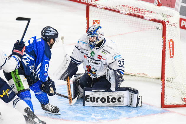 Straubing Tigers vs. Iserlohn Roosters, Eishockey, Deutsche Eishockey Liga, Penny DEL, 7.Spieltag, Saison 2026 2027, 09.10.2026 Skyler McKenzie (Straubing Tigers) vergibt den Treffer gegen Hendrik Hane (Iserlohn Roosters), Eishockey Herren, Deutsche Eishockey Liga, Penny DEL, 5.Spieltag, Saison 2026 2027 am 09.10.2026 im Eisstadion am Pulverturm, Straubing Tigers (blau) gegen Iserlohn Roosters (weiss)