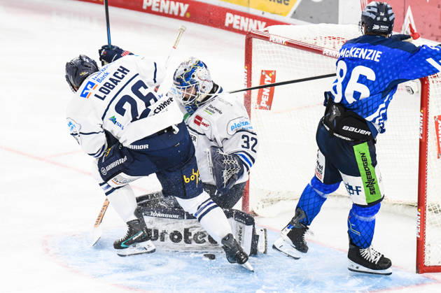 Straubing Tigers vs. Iserlohn Roosters, Eishockey, Deutsche Eishockey Liga, Penny DEL, 7.Spieltag, Saison 2026 2027, 09.10.2026 Skyler McKenzie (Straubing Tigers) vergibt den Treffer gegen Hendrik Hane (Iserlohn Roosters), Eishockey Herren, Deutsche Eishockey Liga, Penny DEL, 5.Spieltag, Saison 2026 2027 am 09.10.2026 im Eisstadion am Pulverturm, Straubing Tigers (blau) gegen Iserlohn Roosters (weiss)
