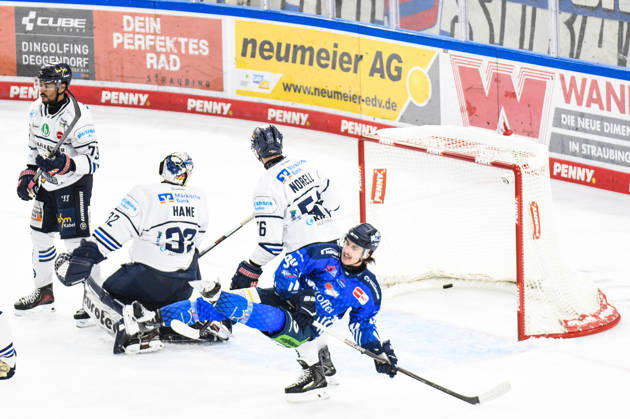 Straubing Tigers vs. Iserlohn Roosters, Eishockey, Deutsche Eishockey Liga, Penny DEL, 7.Spieltag, Saison 2026 2027, 09.10.2026 Nicholas Halloran (Straubing Tigers) (-nicht im Bild- ) schiebt den Puck ueber die Linie, Eishockey Herren, Deutsche Eishockey Liga, Penny DEL, 5.Spieltag, Saison 2026 2027 am 09.10.2026 im Eisstadion am Pulverturm, Straubing Tigers (blau) gegen Iserlohn Roosters (weiss)
