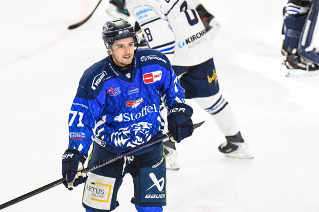 Straubing Tigers vs. Iserlohn Roosters, Eishockey, Deutsche Eishockey Liga, Penny DEL, 7.Spieltag, Saison 2026 2027, 09.10.2026 Nicholas Halloran (Straubing Tigers), Eishockey Herren, Deutsche Eishockey Liga, Penny DEL, 5.Spieltag, Saison 2026 2027 am 09.10.2026 im Eisstadion am Pulverturm, Straubing Tigers (blau) gegen Iserlohn Roosters (weiss)