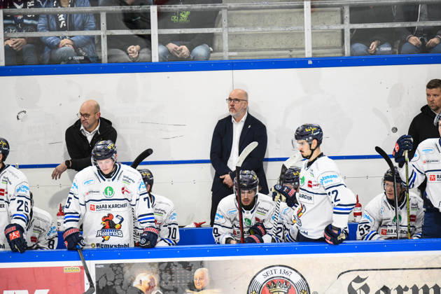 Straubing Tigers vs. Iserlohn Roosters, Eishockey, Deutsche Eishockey Liga, Penny DEL, 7.Spieltag, Saison 2026 2027, 09.10.2026 Die Spieler (Iserlohn Roosters) auf der Bank nach der Niederlage, Eishockey Herren, Deutsche Eishockey Liga, Penny DEL, 5.Spieltag, Saison 2026 2027 am 09.10.2026 im Eisstadion am Pulverturm, Straubing Tigers (blau) gegen Iserlohn Roosters (weiss)