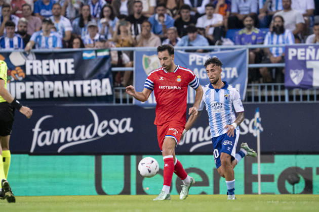 MALAGA, SPAIN - OCTOBER 9: Edu Exposito (N8) with the ball during La Liga match between Malaga and RCD Espanyol at the Estadio de la Rosaleda on the 9th of October, 2026 in Malaga, Spain Copyright: xAndresxLopezxSheridanxx xSPPx Sportspressphoto_SPR249747