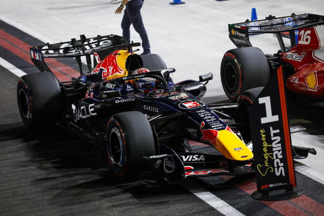 F1 - SINGAPORE GRAND PRIX 2026 VERSTAPPEN Max (nld), Red Bull Racing Ford RB22, celebrates his pole sprint during the 2026 Formula 1 Singapore Grand Prix, 17th round of the 2026 Formula One World Championship, WM, Weltmeisterschaft from October 9 to 11, 2026 on the Marina Bay Street Circuit, in Singapore, Singapore - SingaporeSingapore  Copyright: xJulienxDelfossex