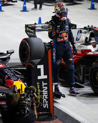 F1 - SINGAPORE GRAND PRIX 2026 VERSTAPPEN Max (nld), Red Bull Racing Ford RB22, celebrates his pole sprint during the 2026 Formula 1 Singapore Grand Prix, 17th round of the 2026 Formula One World Championship, WM, Weltmeisterschaft from October 9 to 11, 2026 on the Marina Bay Street Circuit, in Singapore, Singapore - SingaporeSingapore  Copyright: xJulienxDelfossex