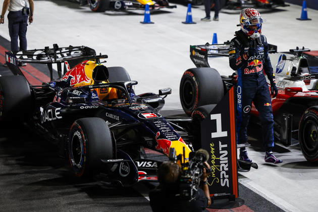 F1 - SINGAPORE GRAND PRIX 2026 VERSTAPPEN Max (nld), Red Bull Racing Ford RB22, celebrates his pole sprint during the 2026 Formula 1 Singapore Grand Prix, 17th round of the 2026 Formula One World Championship, WM, Weltmeisterschaft from October 9 to 11, 2026 on the Marina Bay Street Circuit, in Singapore, Singapore - SingaporeSingapore  Copyright: xJulienxDelfossex