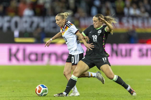 GER, Karlsruhe, football, womens football, International Friendly, Länderspiel, Nationalmannschaft Germany vs. Australia in the picture f.l.: Elisa Senß (Germany 20), Leticia Mckenna (Australia 19), tackle 09.10.2026, BBBank Wildpark Karlsruhe DFB REGULATIONS PROHIBIT ANY USE OF PHOTOGRAPHS AS IMAGE SEQUENCES AND OR QUASI-VIDEO, Karlsruhe BBBank Wildpark Baden-Wuerttemberg Germany Copyright: xPaulxFritzx