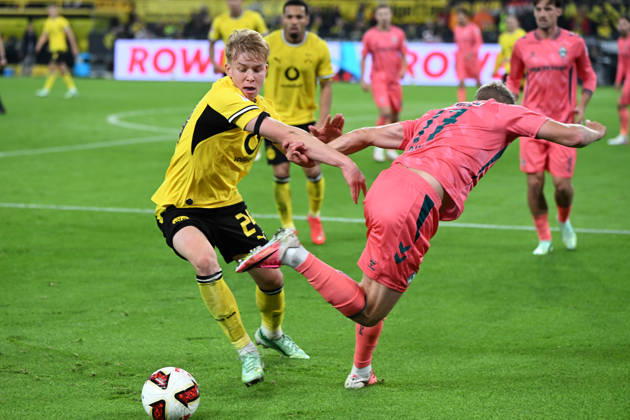 Daniel Svensson (Borussia Dortmund) und Marco Gruell (Werder Bremen) im Zweikampf waehrend des Spiels der 1. Bundesliga zwischen Borussia Dortmund und SV Werder Bremen, Signal Iduna Park am 09. October 2026 in Dortmund, Deutschland. (Foto von Ralf Treese DeFodi Images) +++ Daniel Svensson (Borussia Dortmund) und Marco Gruell (Werder Bremen) battle for the ball during the Bundesliga match between Borussia Dortmund and SV Werder Bremen at Signal Iduna Park on October 9, 2026 in Dortmund, Germany. (Photo by Ralf Treese DeFodi Images) DFB DFL REGULATIONS PROHIBIT ANY USE OF PHOTOGRAPHS AS IMAGE SEQUENCES AND OR QUASI-VIDEO. (Photo by Ralf Treese DeFodi Images) -