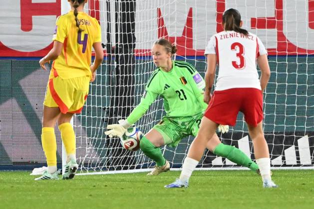 Belgium v Poland - FIFA Women s World Cup 2027 UEFA Qualifiers LEUVEN, BELGIUM - OCTOBER 09 : Seynhaeve Lowiese goalkeeper of Belgium stops the ball during the FIFA Women s World Cup 2027 UEFA European Qualifiers play-offs round 1 path 2 first leg match between Belgium and Poland on October 9, 2026 in Leuven, Belgium, 09 10 2026 Leuven Belgium  Copyright: xVincentxKalutx