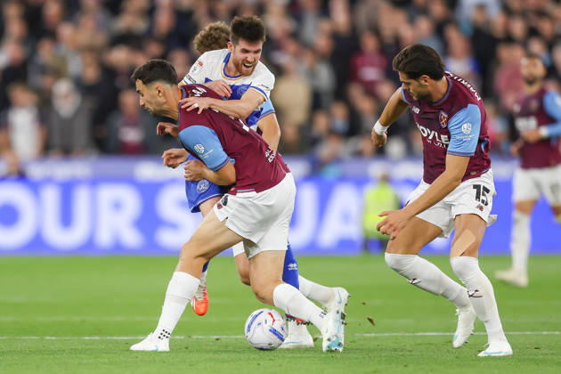 West Ham United v Queens Park Rangers, EFL Sky Bet Championship, EFL, Football, London Stadium, London, UK - 09 Oct 2026 Paul Smyth of Queens Park Rangers clashes with Maximilian Kilman of West Ham United London London Stadium Stratford GBR, UK NEWSPAPERS OUT Copyright: xEllixBirchx