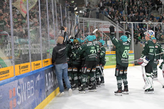 Pure Freude nach dem Spielende bei den Bietigheim Steelers die den 4:2 Heimsieg ueber den EC Bad Nauheim mit ihren Fans feiern Bietigheim Steelers vs. EC Bad Nauheim , Eishockey, DEL 2, 07.Hauptrundenspiel, Saison 2026 2027, 09.10.2026 Bietigheim Steelers vs. EC Bad Nauheim , Eishockey, DEL 2, 07.Hauptrundenspiel, Saison 2026 2027, 09.10.2026 Bietigheim Copyright: xEibner-Pressefotox EP_TBR