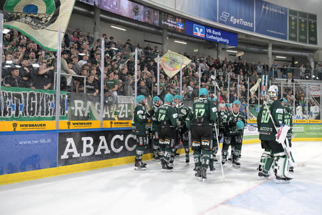 Pure Freude nach dem Spielende auf dem Eis bei den Bietigheim Steelers die den 4:2 Heimsieg ueber den EC Bad Nauheim mit ihren Fans feiern Bietigheim Steelers vs. EC Bad Nauheim , Eishockey, DEL 2, 07.Hauptrundenspiel, Saison 2026 2027, 09.10.2026 Bietigheim Steelers vs. EC Bad Nauheim , Eishockey, DEL 2, 07.Hauptrundenspiel, Saison 2026 2027, 09.10.2026 Bietigheim Copyright: xEibner-Pressefotox EP_TBR