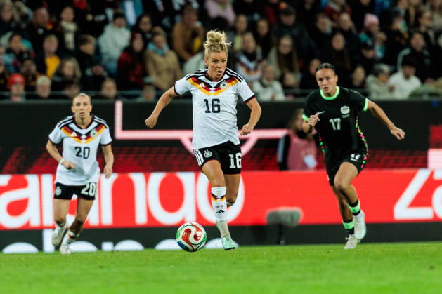 KARLSRUHE, GERMANY - OCTOBER 09: Linda Dallmann (Germany, 16) controls the ball during the International Friendly, Länderspiel, Nationalmannschaft match between Germany vs. Australia at BBBank Wildpark on October 09, 2026 in Karlsruhe, Germany. Germany Copyright: xSteffiexWunderlx