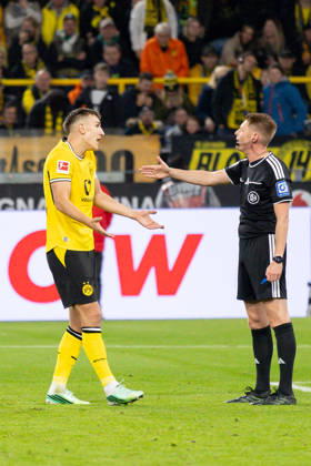 Dortmund, Deutschland 09. Oktober 2026: 1. BL - 2026 2027 - Sp. 5 - Borussia Dortmund gegen SV Werder Bremen Im Bild: Nico Schlotterbeck (BVB) ist unzufrieden mit der Entscheidung von Schiedsrichter Christian Dingert DFL DFB regulations prohibit any use of photographs as image sequences and or quasi-video. Signal Iduna Park Nordrhein Westfalen Copyright: xFotostandx xZeisingx