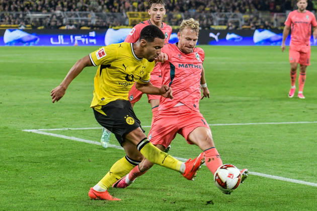 v. li. im Zweikampf Ethan Nwaneri (Dortmund 18) Marco Grüll Gruell (Bremen 17) 09.10.2026 ¢ Fussball ¢ Borussia Dortmund vs SV Werder Bremen, Signal Iduna Park, Dortmund, DFB DFL REGULATIONS PROHIBIT ANY USE OF PHOTOGRAPHS AS IMAGE SEQUENCES AND OR QUASI-VIDEO NRW Germany