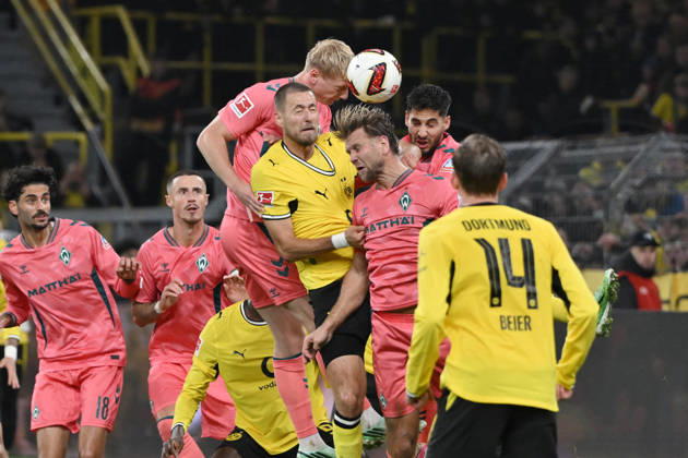 Kopfballduell Marco Grüll (Werder Bremen), Waldemar Anton (Borussia Dortmund), Niclas Füllkrug (Werder Bremen), v.li. 09.10.2026, Fussball 1. Bundesliga, Saison 2026 2027, 5. Spieltag, Borussia Dortmund - SV Werder Bremen DFL regulations prohibit any use of photographs as image sequences and or quasi-video Dortmund Signal Iduna Park Nordrhein Westfalen Deutschland
