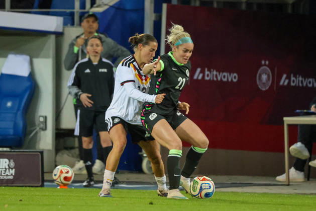Karlsruhe, Deutschland: 09.10.2026 - Länderspiel Freundschaftsspiel - Deutschland Frauen vs. Australien Frauen Im Bild: v.li. im Zweikampf Carlotta Wamser (Deutschland) und Ellie Carpenter (Australien) Copyright: HMBxMedia MadeleinexFantini