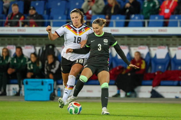 Karlsruhe, Deutschland: 09.10.2026 - Länderspiel Freundschaftsspiel - Deutschland Frauen vs. Australien Frauen Im Bild: v.li. im Zweikampf Melissa Kössler Koessler (Deutschland) und Winonah Heatly (Australien) Copyright: HMBxMedia MadeleinexFantini