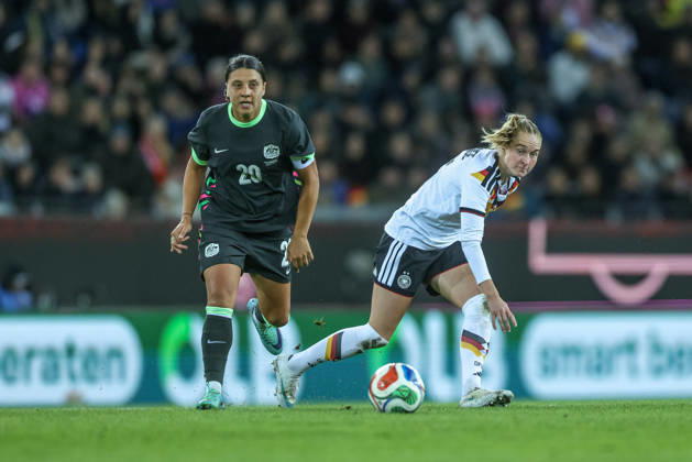 GER, Karlsruhe, Deutschland vs Australien, FIFA, DFB, Fussball, Spielzeit 2026 2027, BBBank Wildpark, Freundschaftsspiel im Bild v.l.: Sam Kerr (Australien 20), Janina Minge (Deutschland, Frauen Nationalmannschaft) DFB DFL REGULATIONS PROHIBIT ANY USE OF PHOTOGRAPHS AS IMAGE SEQUENCES AND OR QUASI-VIDEO, 09.10.2026 Copyright: HMBxMedia HendrikxHamelau