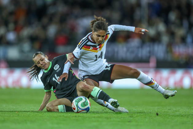 GER, Karlsruhe, Deutschland vs Australien, FIFA, DFB, Fussball, Spielzeit 2026 2027, BBBank Wildpark, Freundschaftsspiel im Bild v.l.: Hayley Raso (Australien 16), Cora Zicai (Deutschland, Frauen Nationalmannschaft), Zweikampf DFB DFL REGULATIONS PROHIBIT ANY USE OF PHOTOGRAPHS AS IMAGE SEQUENCES AND OR QUASI-VIDEO, 09.10.2026 Copyright: HMBxMedia HendrikxHamelau