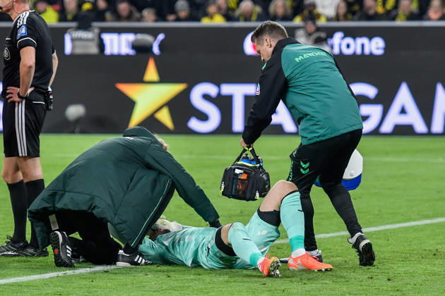 Karl Hein (Bremen 1) verletzt am Boden mit Sanitätern 09.10.2026 ¢ Fussball ¢ Borussia Dortmund vs SV Werder Bremen, Signal Iduna Park, Dortmund, DFB DFL REGULATIONS PROHIBIT ANY USE OF PHOTOGRAPHS AS IMAGE SEQUENCES AND OR QUASI-VIDEO NRW Germany