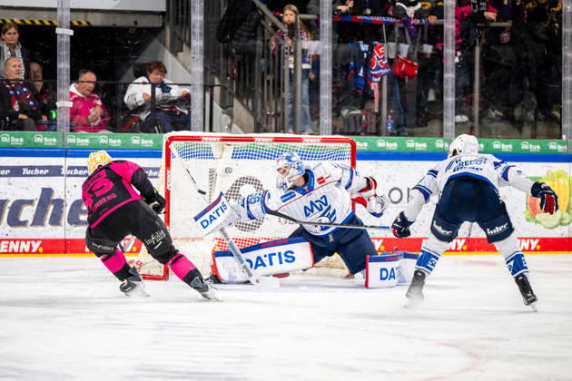 09.10.2026 - Eishockey - Saison 2026 2027 - Penny DEL - Nürnberg Ice Tigers Icetigers - Adler Mannheim - ThHa - xthxhax - Tor von Thomas Heigl (49, Nürnberg Ice Tigers, NIT ) gegen Maximilian Franzreb (56, Adler Mannheim )