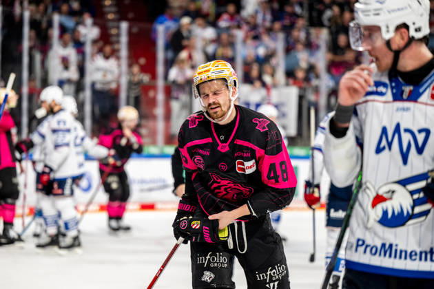 09.10.2026 - Eishockey - Saison 2026 2027 - Penny DEL - Nürnberg Ice Tigers Icetigers - Adler Mannheim - ThHa - xthxhax - Jake Ustorf (48, Nürnberg Ice Tigers, NIT ) nach Bandencheck