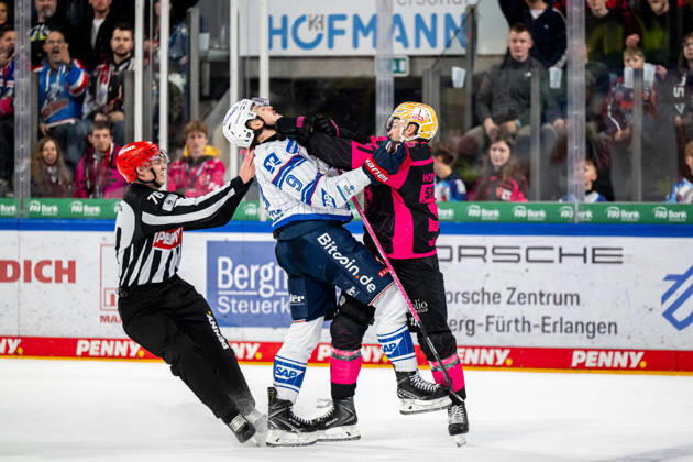 09.10.2026 - Eishockey - Saison 2026 2027 - Penny DEL - Nürnberg Ice Tigers Icetigers - Adler Mannheim - ThHa - xthxhax - Leon Gawanke (9, Adler Mannheim ) Tyler Spezia (37, Nürnberg Ice Tigers, NIT ) Gerangel