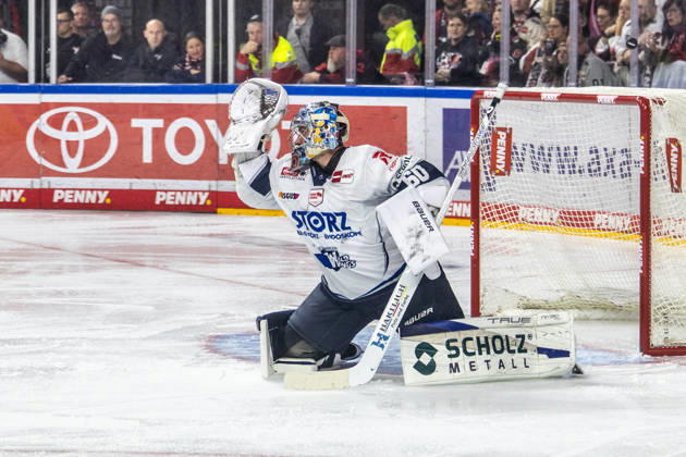 Joacim Eriksson (Schwenninger Wild Wings, 60) faengt den Puck Koelner Haie vs. Schwenninger Wild Wings, Eishockey, Penny DEL, Spieltag 07, 2026 2027, 09.10.2026 Koelner Haie vs. Schwenninger Wild Wings, Eishockey, Penny DEL, Spieltag 07, 2026 2027, 09.10.2026 Koeln Copyright: xEibner-Pressefoto GerhardxWingenderx EP_GWR