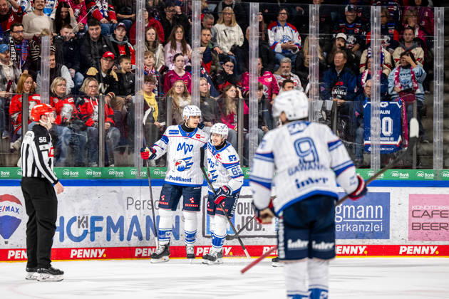 09.10.2026 - Eishockey - Saison 2026 2027 - Penny DEL - Nürnberg Ice Tigers Icetigers - Adler Mannheim - ThHa - xthxhax - Torjubel, Freude, Jubel Nicolas Mattinen (52, Adler Mannheim ) Marc Michaelis (65, Adler Mannheim )