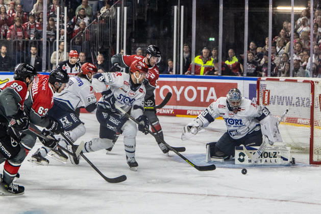 Joacim Eriksson (Schwenninger Wild Wings, 60), Alexander Peters (Schwenninger Wild Wings, 06) vs Patrick Russell (Koelner Haie, 63), Gregor MacLeod (Koelner Haie, 89) Koelner Haie vs. Schwenninger Wild Wings, Eishockey, Penny DEL, Spieltag 07, 2026 2027, 09.10.2026 Koelner Haie vs. Schwenninger Wild Wings, Eishockey, Penny DEL, Spieltag 07, 2026 2027, 09.10.2026 Koeln Copyright: xEibner-Pressefoto GerhardxWingenderx EP_GWR