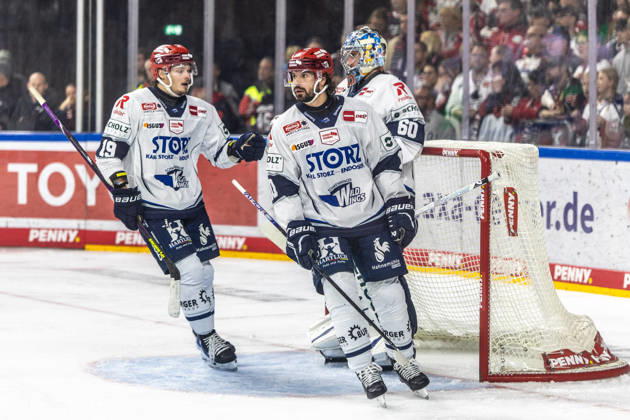 Mirko Hoefflin (Schwenninger Wild Wings, 10), Hakon Haenelt (Schwenninger Wild Wings, 19) und Joacim Eriksson (Schwenninger Wild Wings, 60) Koelner Haie vs. Schwenninger Wild Wings, Eishockey, Penny DEL, Spieltag 07, 2026 2027, 09.10.2026 Koelner Haie vs. Schwenninger Wild Wings, Eishockey, Penny DEL, Spieltag 07, 2026 2027, 09.10.2026 Koeln Copyright: xEibner-Pressefoto GerhardxWingenderx EP_GWR