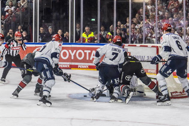 Dominik Bittner (Schwenninger Wild Wings, 07), Alexander Karachun (Schwenninger Wild Wings, 47), Alexander Peters (Schwenninger Wild Wings, 06) Koelner Haie vs. Schwenninger Wild Wings, Eishockey, Penny DEL, Spieltag 07, 2026 2027, 09.10.2026 Koelner Haie vs. Schwenninger Wild Wings, Eishockey, Penny DEL, Spieltag 07, 2026 2027, 09.10.2026 Koeln Copyright: xEibner-Pressefoto GerhardxWingenderx EP_GWR