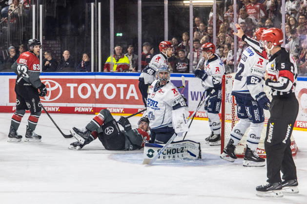 Der ehemalige Berliner Spieler Marcel Noebels (Koelner Haie, 92) liegt am Boden und Joacim Eriksson (Schwenninger Wild Wings, 60) schaut fragend zum Schiedsrichter, Patrick Russell (Koelner Haie, 63), Eric Martinsson (Schwenninger Wild Wings, 46), Thomas Schemitsch (Schwenninger Wild Wings, 62) Koelner Haie vs. Schwenninger Wild Wings, Eishockey, Penny DEL, Spieltag 07, 2026 2027, 09.10.2026 Koelner Haie vs. Schwenninger Wild Wings, Eishockey, Penny DEL, Spieltag 07, 2026 2027, 09.10.2026 Koeln Copyright: xEibner-Pressefoto GerhardxWingenderx EP_GWR