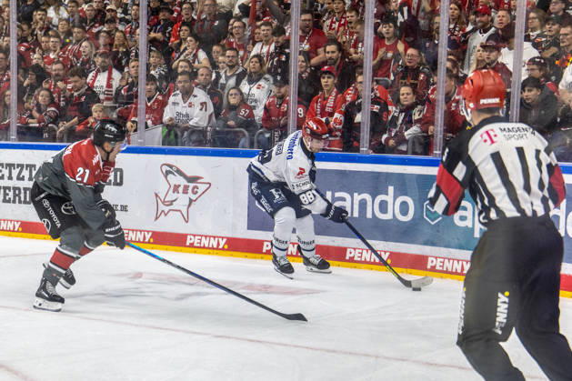 Kyle Platzer (Schwenninger Wild Wings, 88) vs Juhani Tyrvainen (Koelner Haie, 21) Koelner Haie vs. Schwenninger Wild Wings, Eishockey, Penny DEL, Spieltag 07, 2026 2027, 09.10.2026 Koelner Haie vs. Schwenninger Wild Wings, Eishockey, Penny DEL, Spieltag 07, 2026 2027, 09.10.2026 Koeln Copyright: xEibner-Pressefoto GerhardxWingenderx EP_GWR