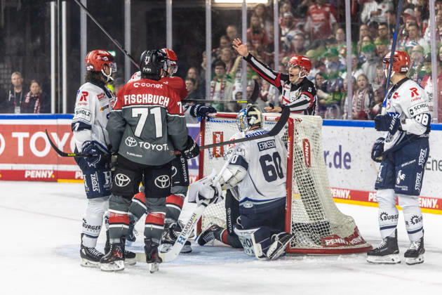 Joacim Eriksson (Schwenninger Wild Wings, 60) vs Daniel Fischbuch (Koelner Haie, 71) Koelner Haie vs. Schwenninger Wild Wings, Eishockey, Penny DEL, Spieltag 07, 2026 2027, 09.10.2026 Koelner Haie vs. Schwenninger Wild Wings, Eishockey, Penny DEL, Spieltag 07, 2026 2027, 09.10.2026 Koeln Copyright: xEibner-Pressefoto GerhardxWingenderx EP_GWR