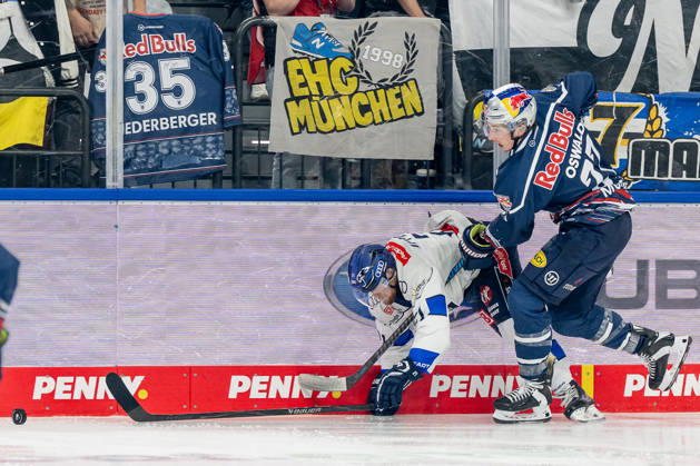 Kampf um den Puck Zweikampf zwischen Nicolas Appendino (ERC Ingolstadt, 21) und Veit Oswald (EHC Red Bull Muenchen, 27) GER, EHC Red Bull Muenchen vs. ERC Ingolstadt, DEL, Saison 2026 2027, 7. Spieltag, 09.10.2026. Foto: HMB Media Franz Feiner Copyright: HMBxMedia FranzxFeiner