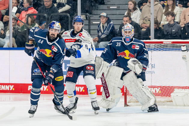 Trevor Carrick (EHC Red Bull Muenchen, 44) verteidigt gegen Myles Powell (ERC Ingolstadt, 09) vor dem Tor von Mathias Niederberger (Torwart, EHC Red Bull Muenchen, 35) GER, EHC Red Bull Muenchen vs. ERC Ingolstadt, DEL, Saison 2026 2027, 7. Spieltag, 09.10.2026. Foto: HMB Media Franz Feiner Copyright: HMBxMedia FranzxFeiner