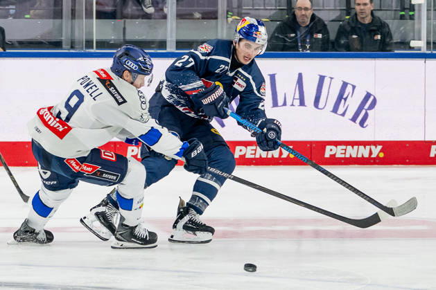 Kampf um den Puck Zweikampf zwischen Myles Powell (ERC Ingolstadt, 09) und Veit Oswald (EHC Red Bull Muenchen, 27) GER, EHC Red Bull Muenchen vs. ERC Ingolstadt, DEL, Saison 2026 2027, 7. Spieltag, 09.10.2026. Foto: HMB Media Franz Feiner Copyright: HMBxMedia FranzxFeiner