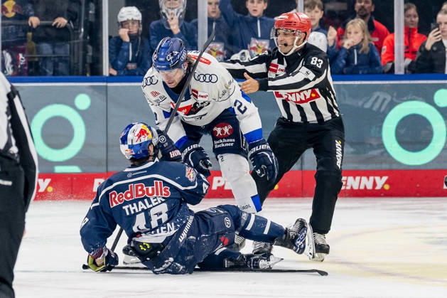 Sam Ruopp (ERC Ingolstadt, 02) gegen Lucas Thaler (EHC Red Bull Muenchen, 48), dahinter Linesperson David Tschirner GER, EHC Red Bull Muenchen vs. ERC Ingolstadt, DEL, Saison 2026 2027, 7. Spieltag, 09.10.2026. Foto: HMB Media Franz Feiner Copyright: HMBxMedia FranzxFeiner