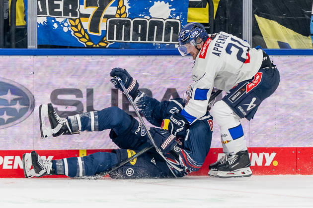 Nicolas Appendino (ERC Ingolstadt, 21) gegen Veit Oswald (EHC Red Bull Muenchen, 27) GER, EHC Red Bull Muenchen vs. ERC Ingolstadt, DEL, Saison 2026 2027, 7. Spieltag, 09.10.2026. Foto: HMB Media Franz Feiner Copyright: HMBxMedia FranzxFeiner