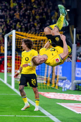 09.10.2026, Fußball, Borussia Dortmund - SV Werder Bremen, 1. Fußball Bundesliga, 05. Spieltag, Signal Iduna Park, Saison 2026 27: Torjubel nach dem Tor zum 1:0 durch Torschütze Daniel Svensson (BVB 24) zusammen mit Fabio Silva (BVB 21) DFB regulations prohibit any use of photographs as image sequences and or quasi-video. Nordrhein-Westfalen Deutschland